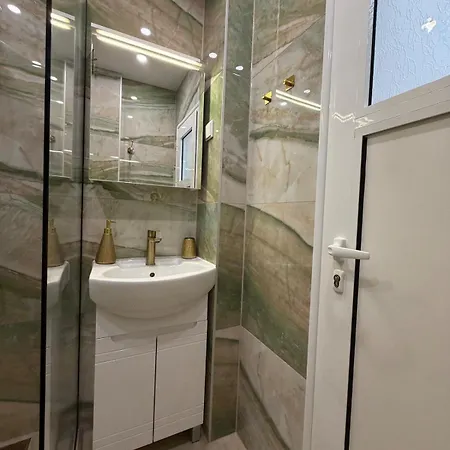Elegant 2br In Center *