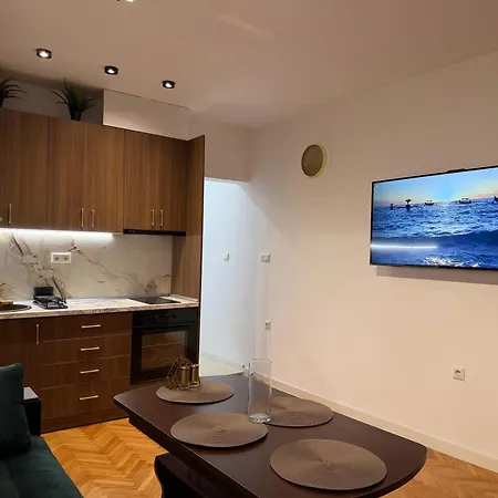 Апартаменты Elegant 2br In Center *